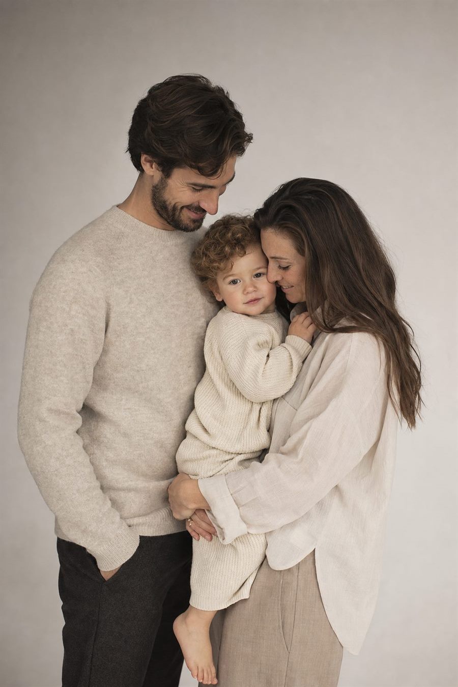 Portrait tendre d’une famille en studio