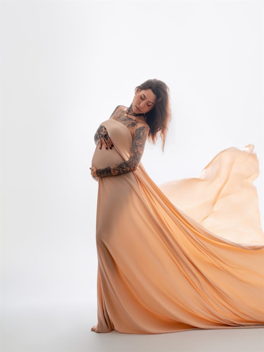 Future maman en robe pêche fluide