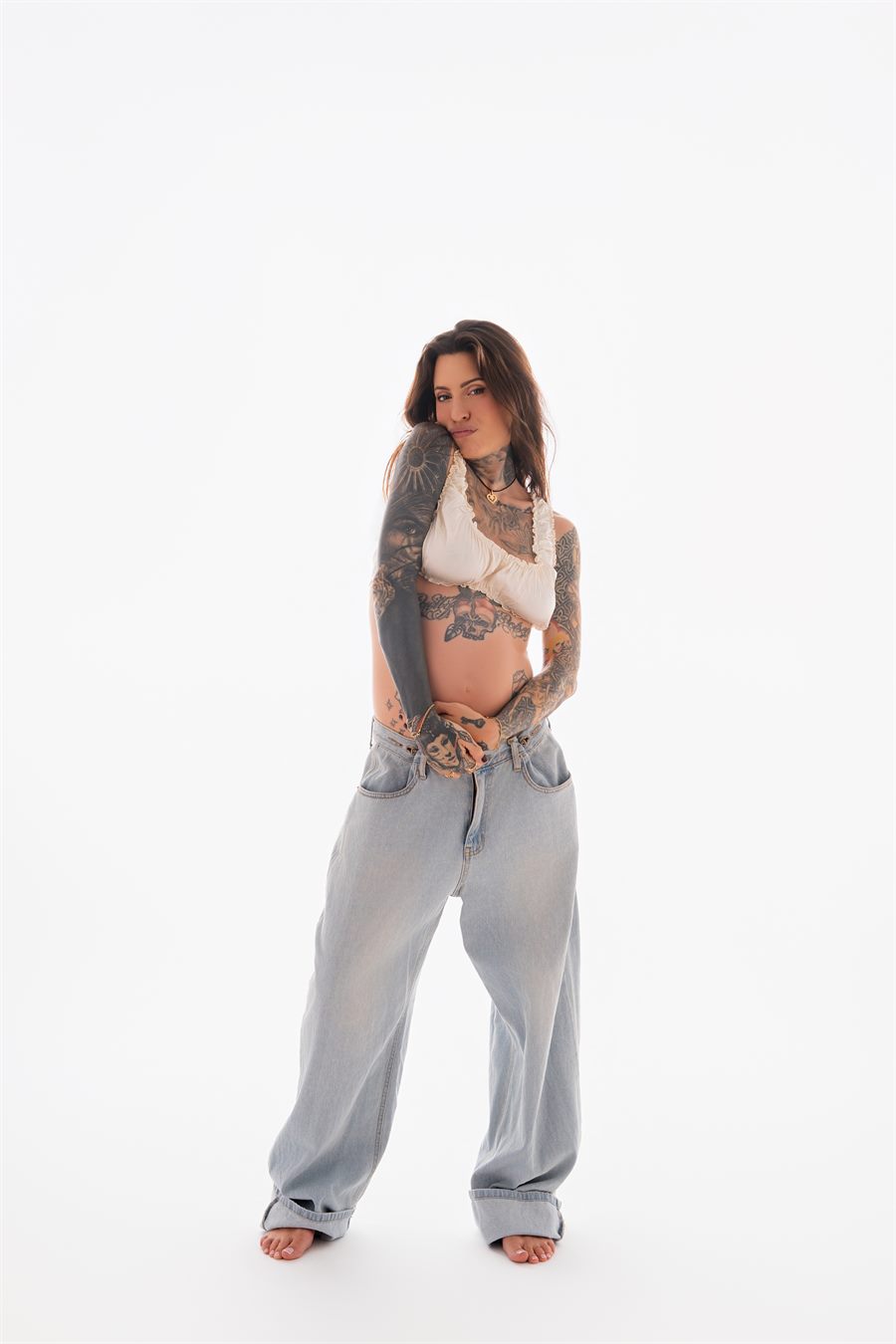 Portrait de grossesse en jean sur fond clair